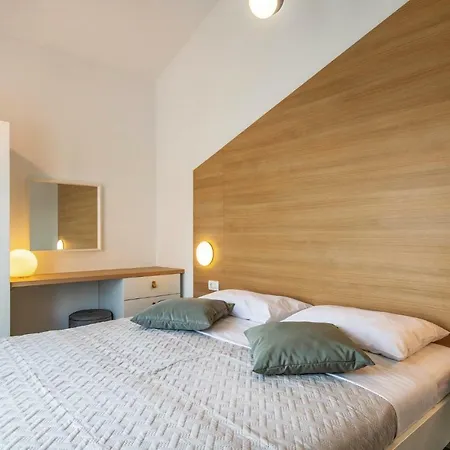Three-bedroom Holiday In Valbandon Ferienhaus