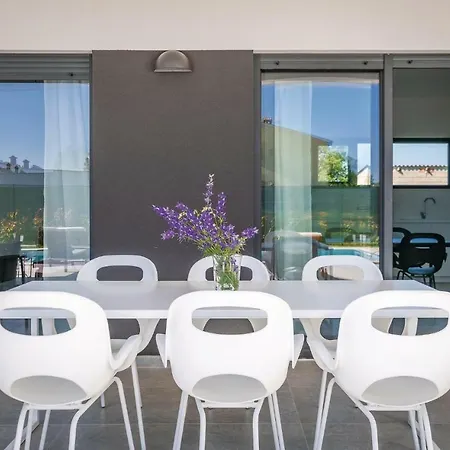 Three-bedroom Holiday In Valbandon *