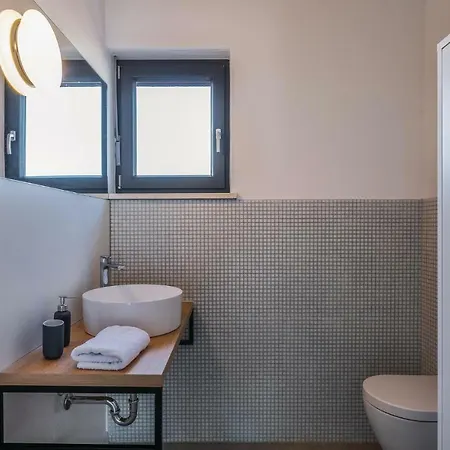 Three-bedroom Holiday In Valbandon Fondole